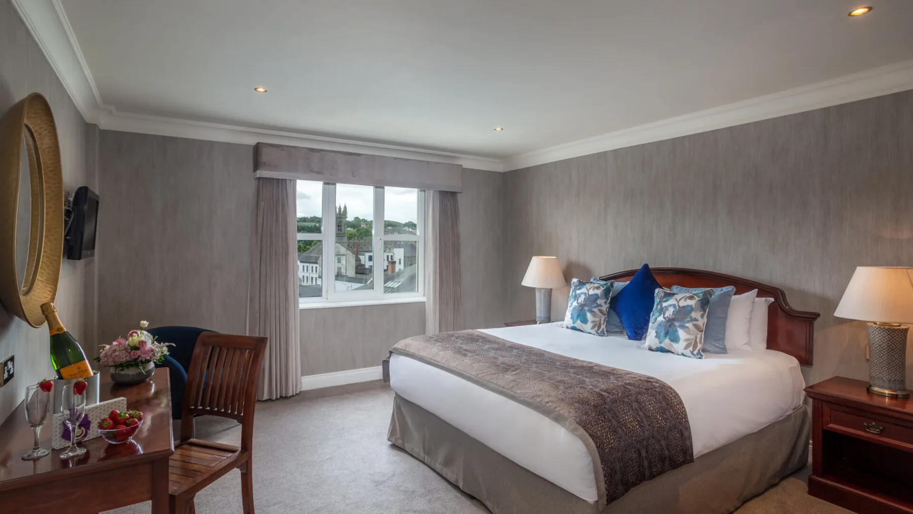 Superior room with strawberries and chocolate