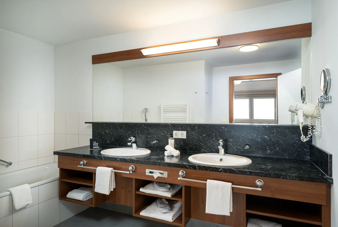 Suite bathroom