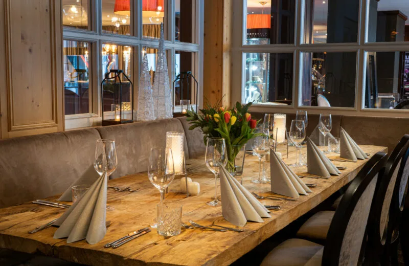 Set restaurant table