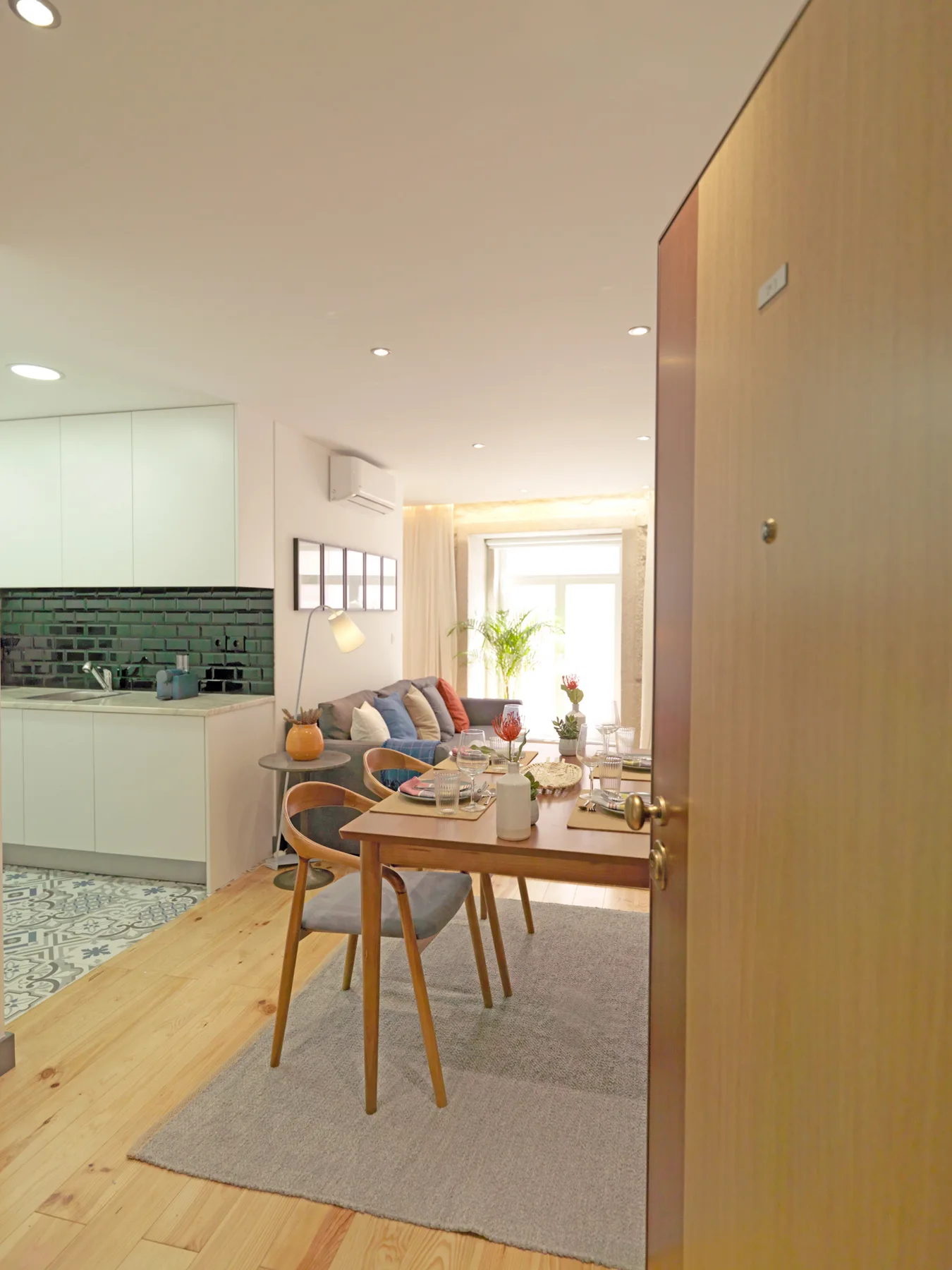 Un comedor luminoso con una mesa de madera junto a la cocina.