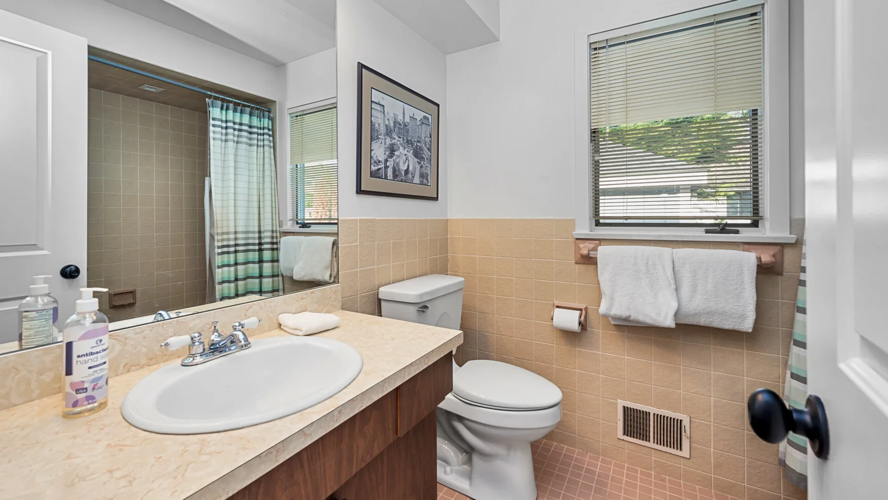 Un baño con lavabo, inodoro y ventana.