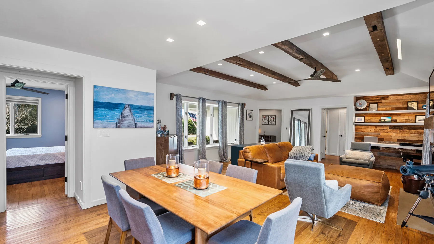 Sala de estar y comedor de concepto abierto con una mesa de madera y asientos.