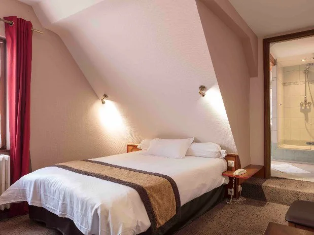 Single hotel room