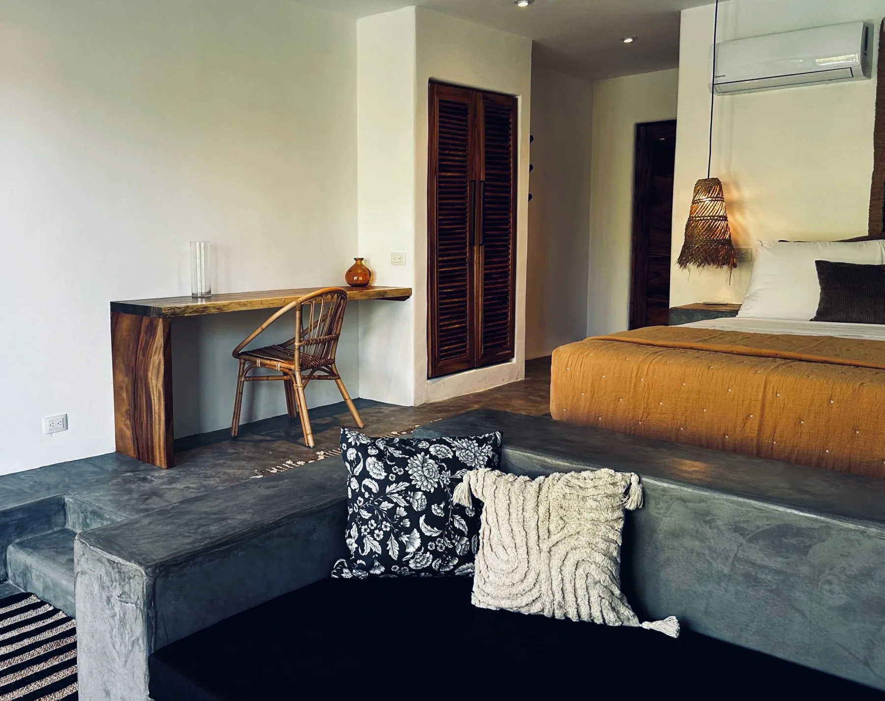 Deluxe Swim-Up Suite sofa lounge