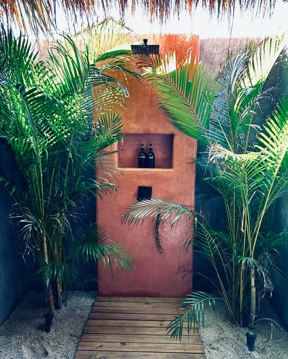 Deluxe Swim-Up Suite garden shower
