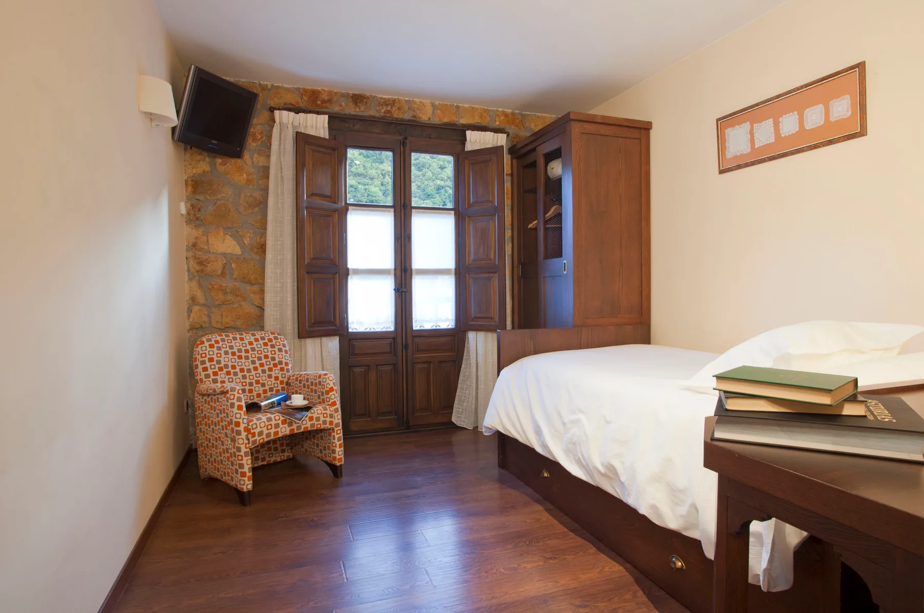 Habitación básica con una o dos camas
