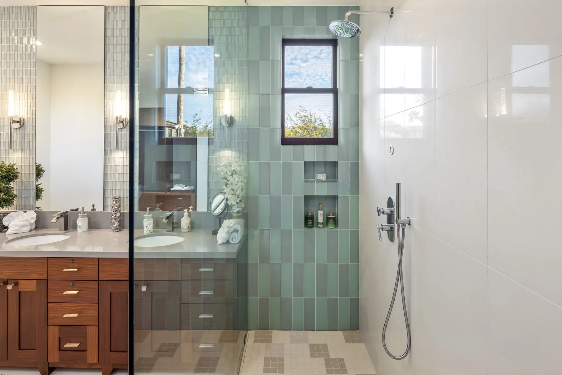 Un baño moderno con un lavabo y una ducha con mampara de vidrio.