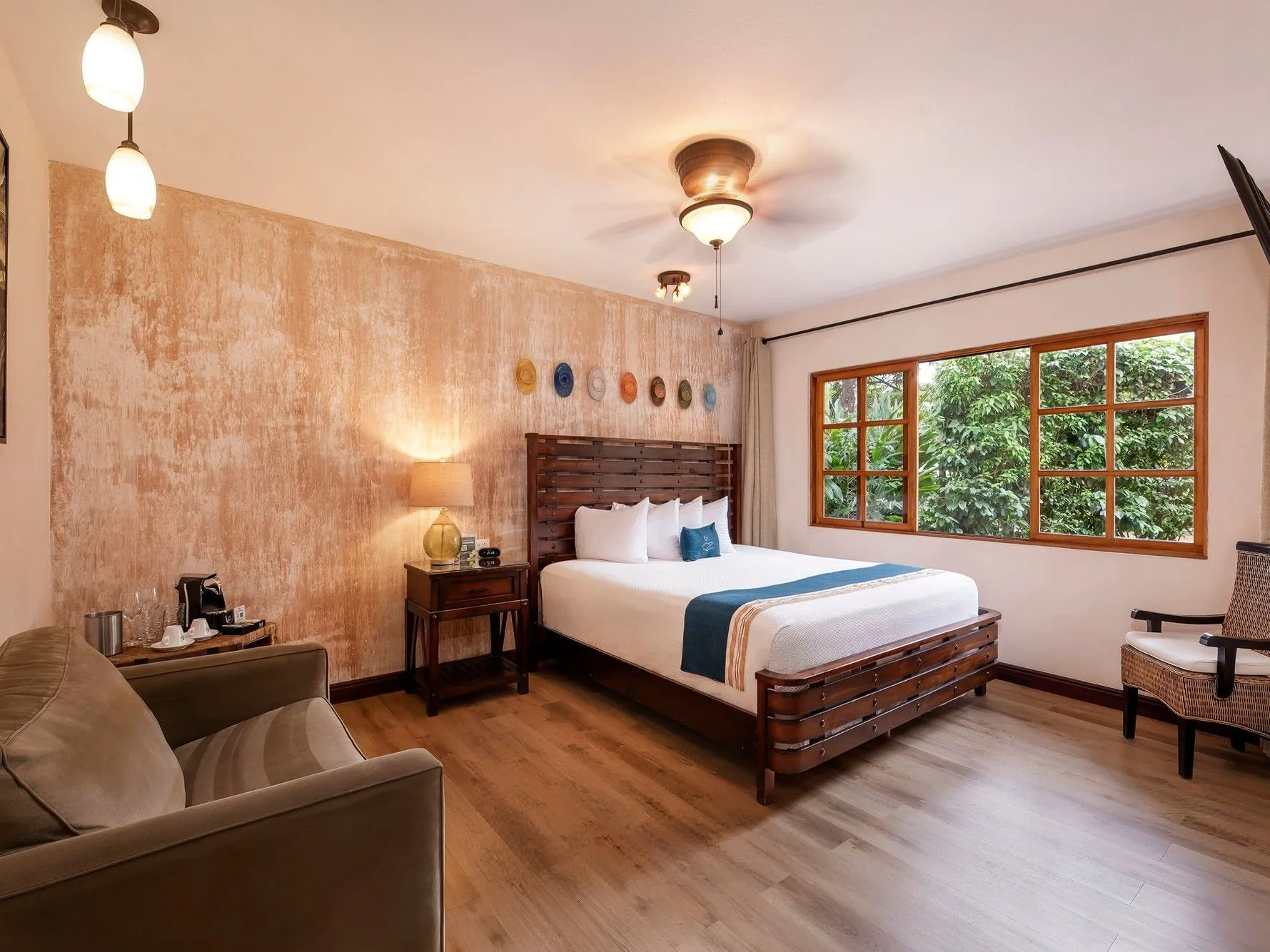 cama-king-en-habitacion-deluxe-en-hotel-boutique-cerca-del-aeropuerto-de-san-jose-costa-rica-1