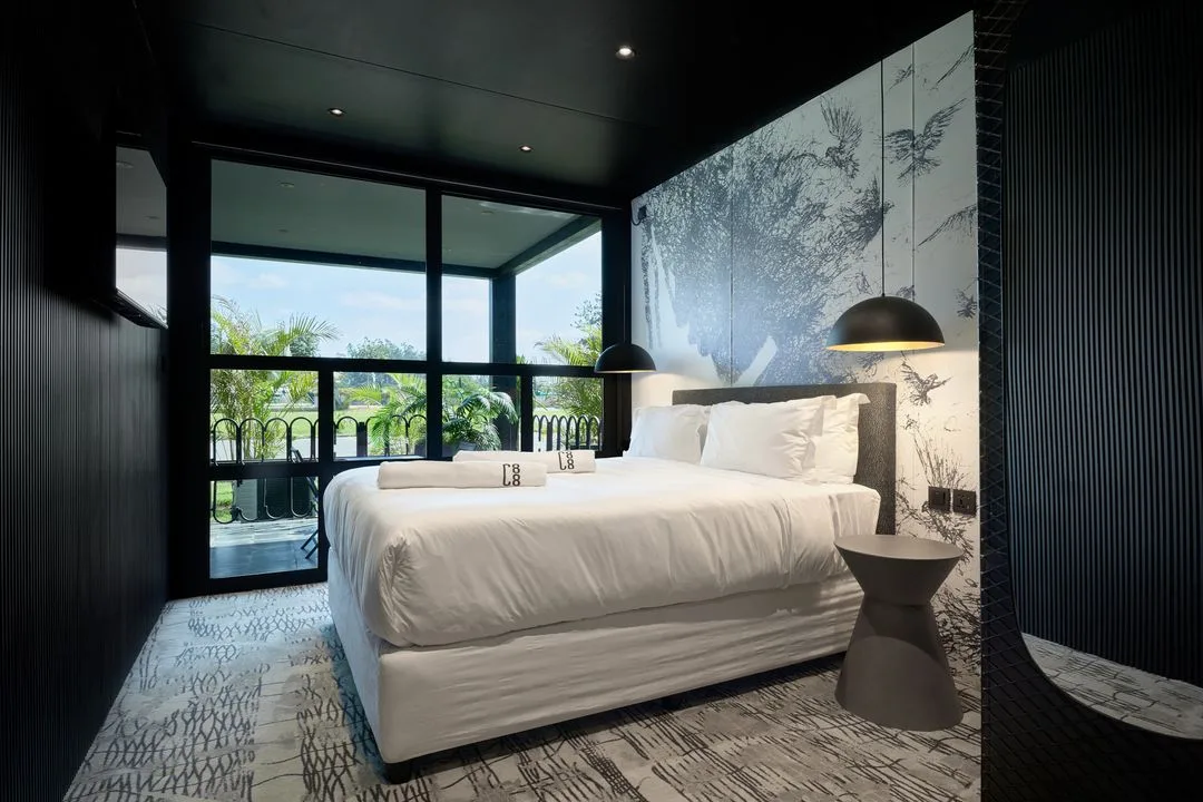 Habitación con dos camas individuales y balcón