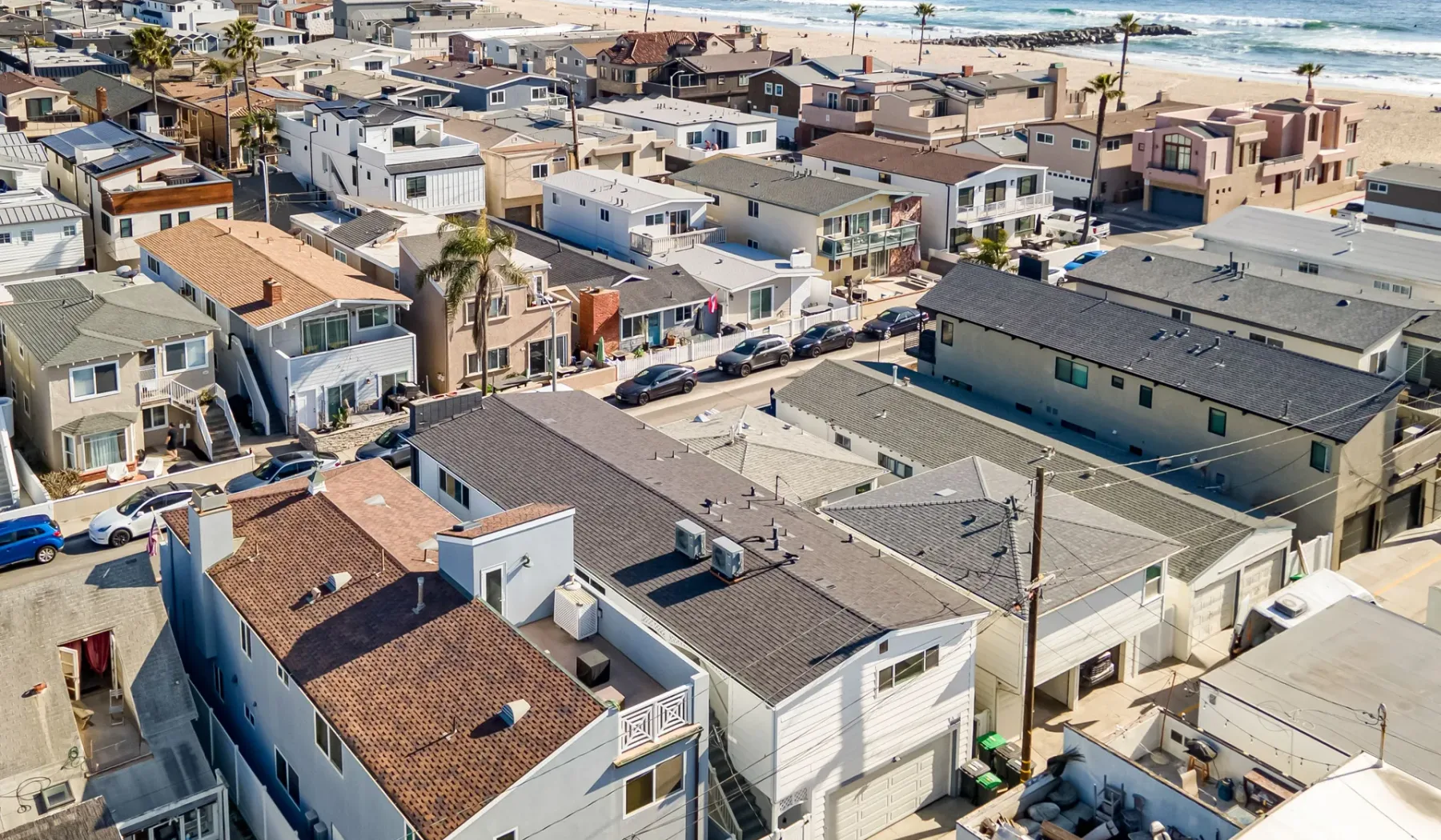 Vista aérea de casas muy juntas en un barrio costero.