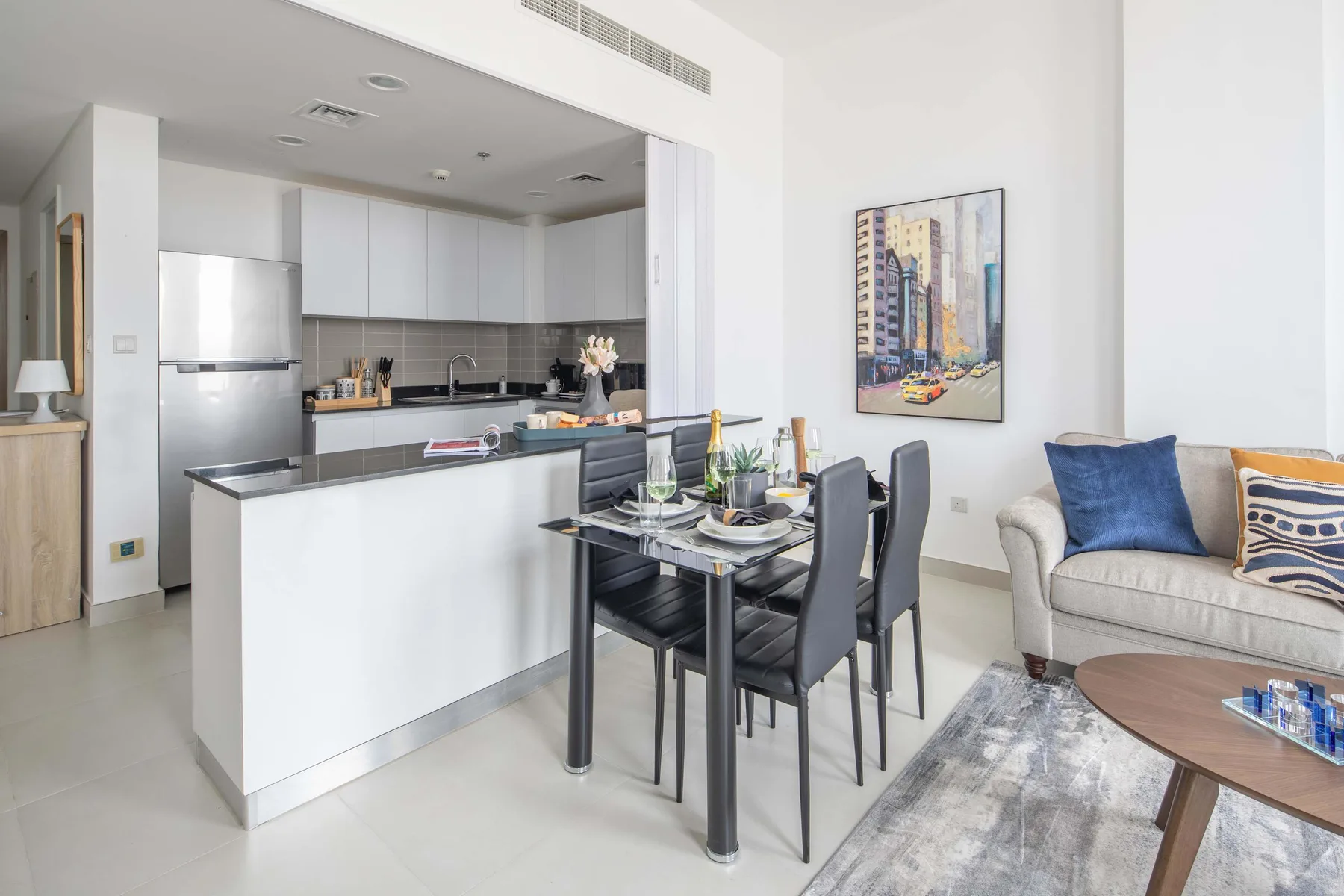 Una luminosa cocina-comedor de espacio abierto con una mesa junto a la sala de estar.