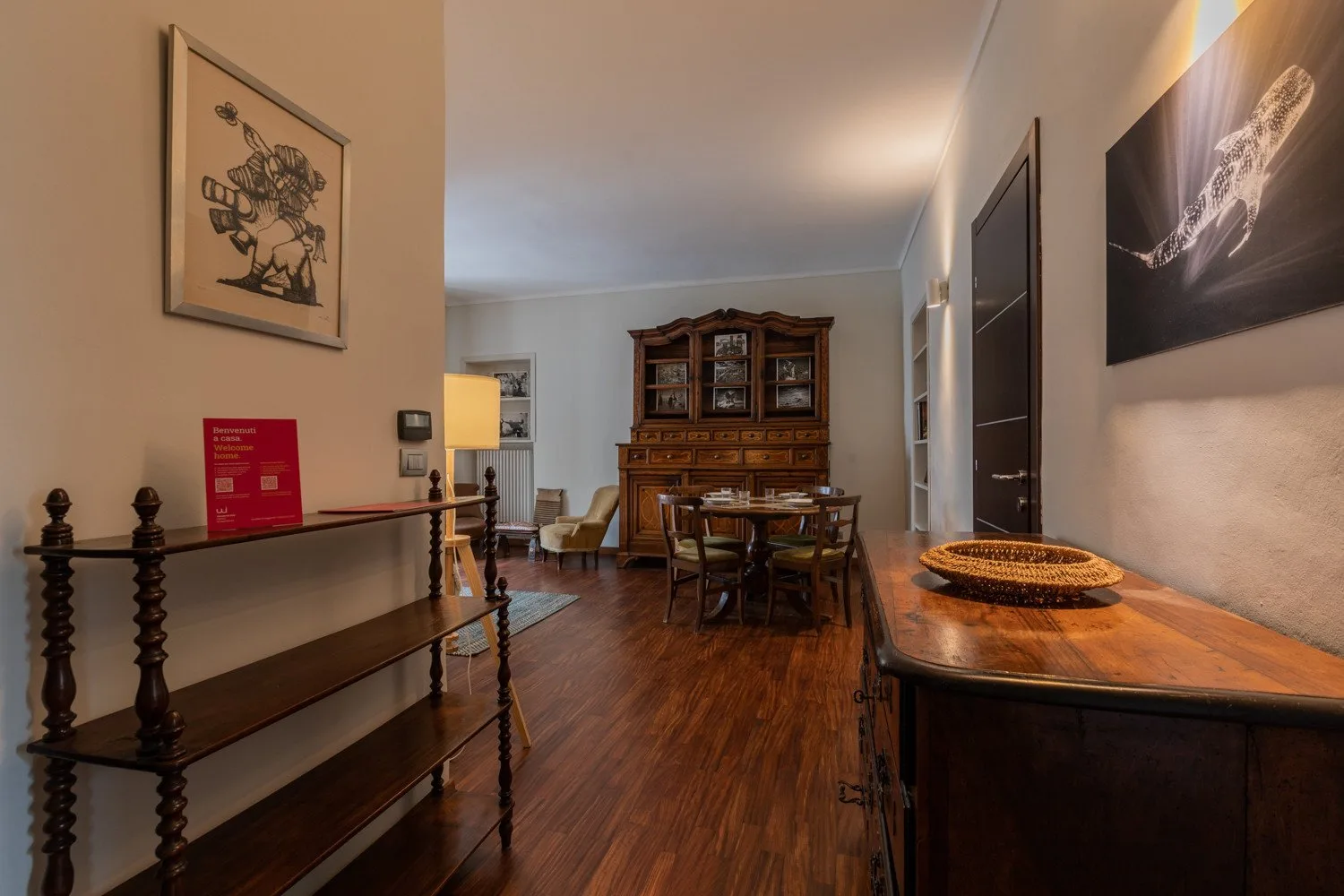 Un comedor con una mesa de madera y un gran aparador.