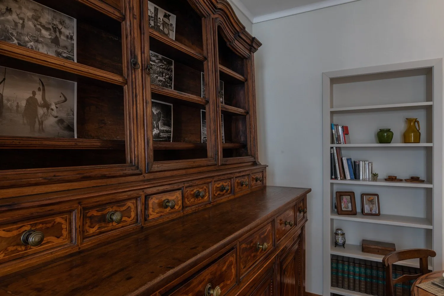 Una habitación con un gran mueble de madera y estantes empotrados.