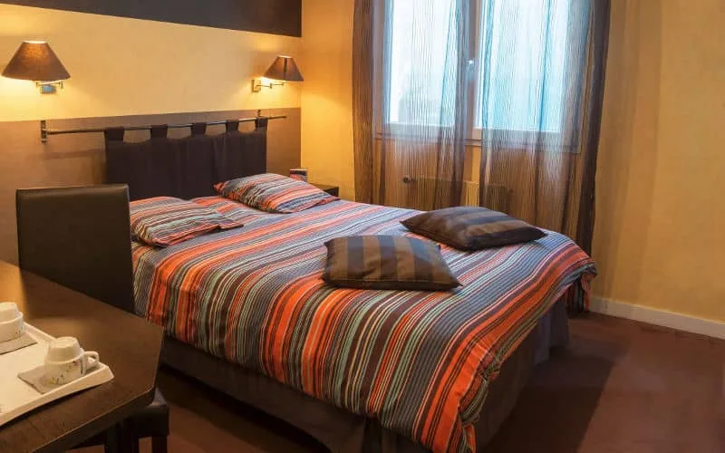 Habitación orientada hacia la parte trasera