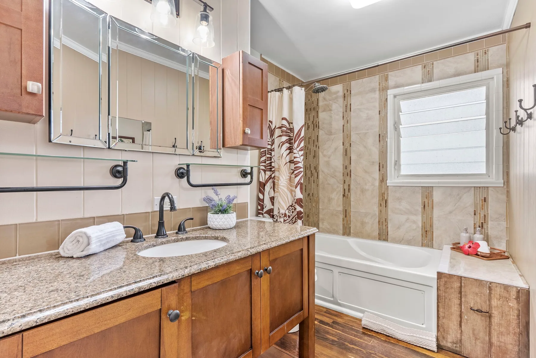 Un baño con lavabo, espejo y bañera.