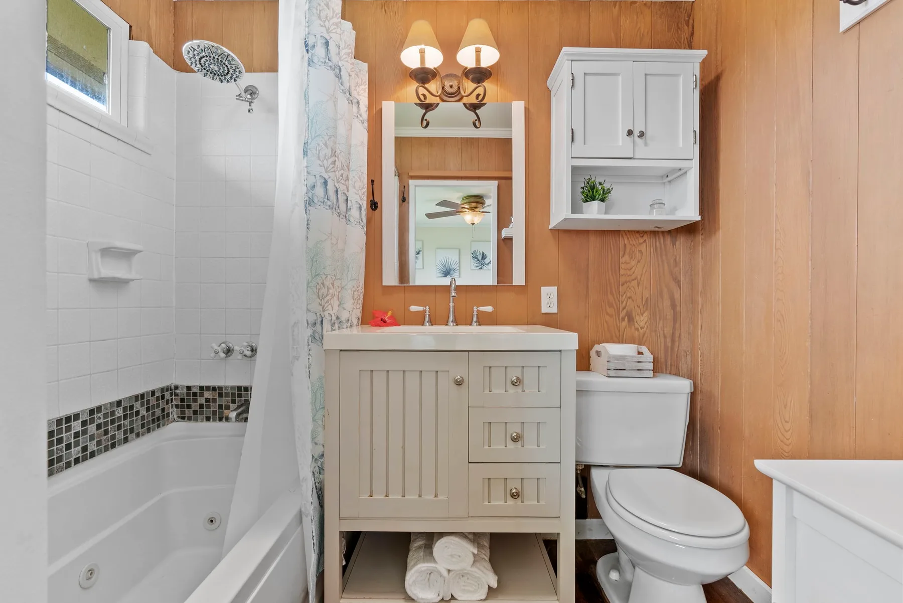 Un baño con bañera, lavabo y inodoro.