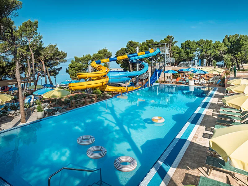Zona de piscina de Sunny Makarska