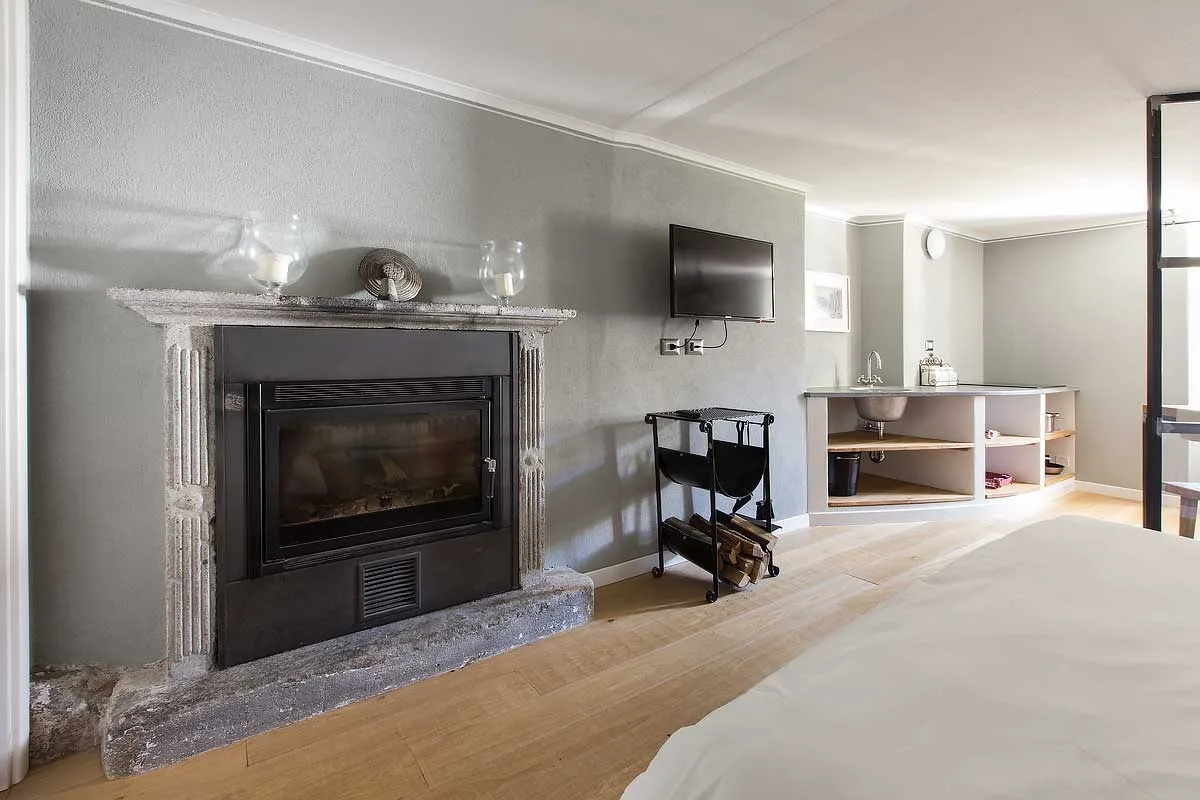 Ca Bregaglia Via Bregaglia apartment living area with fireplace