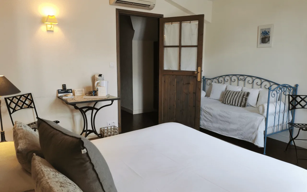 Habitación triple o con dos camas individuales del lado del pueblo