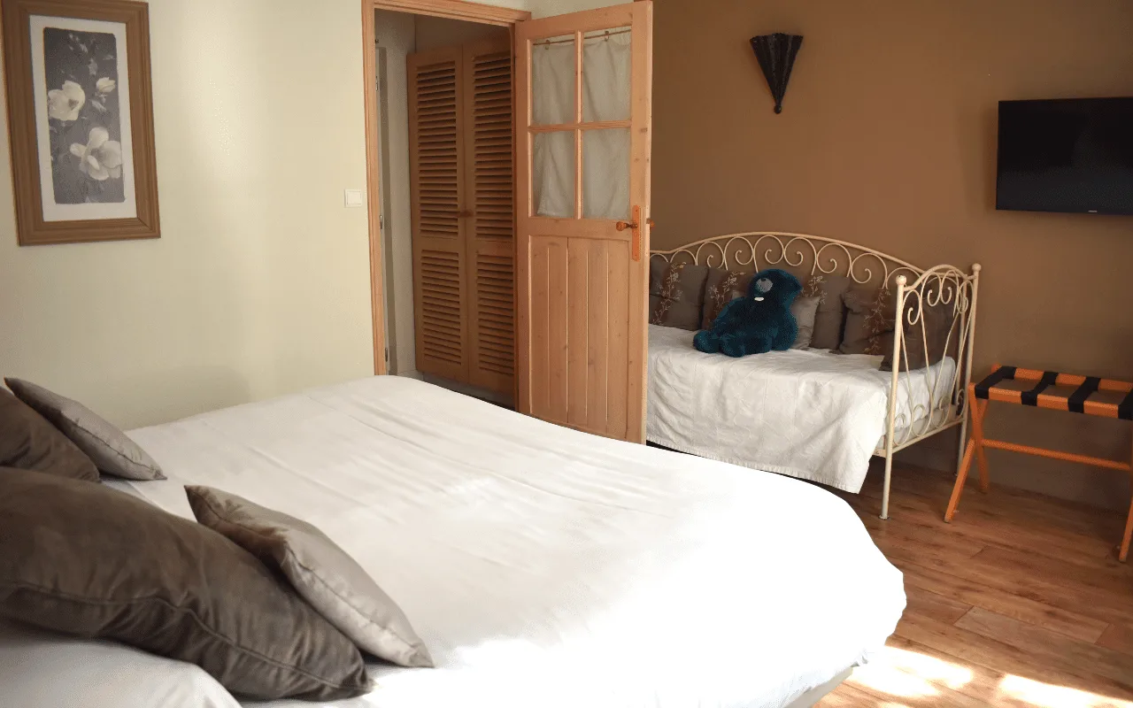 Habitación triple o con dos camas individuales del lado del pueblo