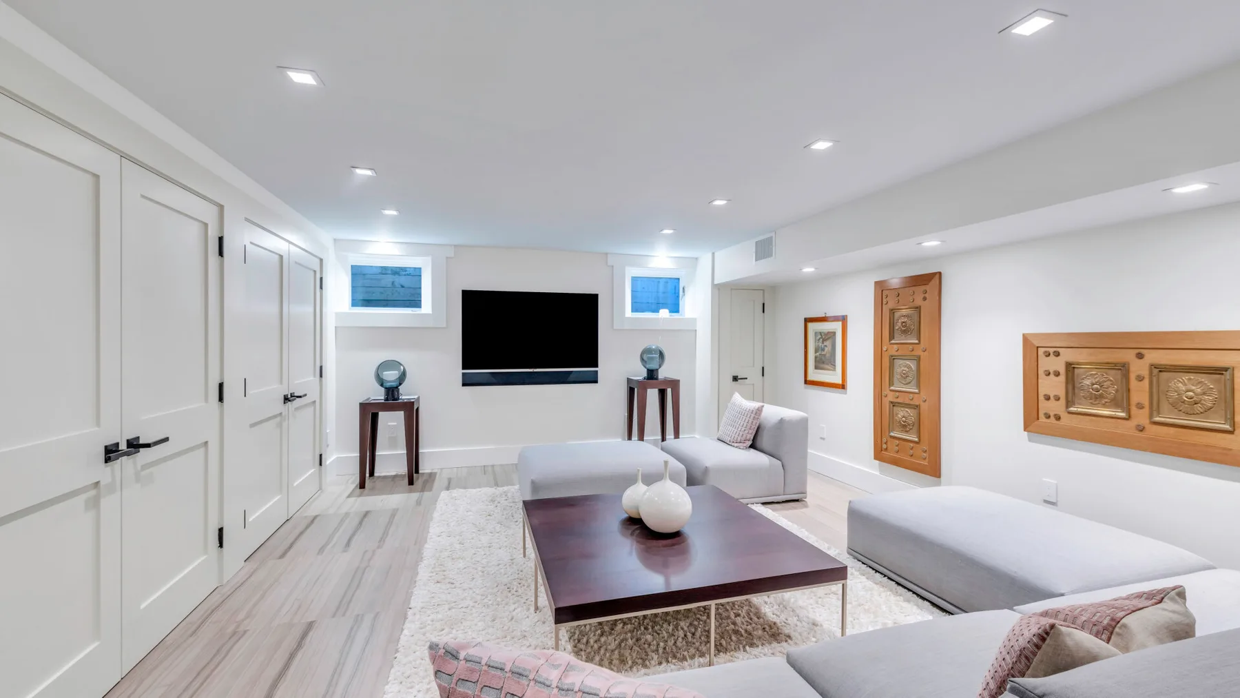 Una sala luminosa con televisión, asientos y una mesa de centro.