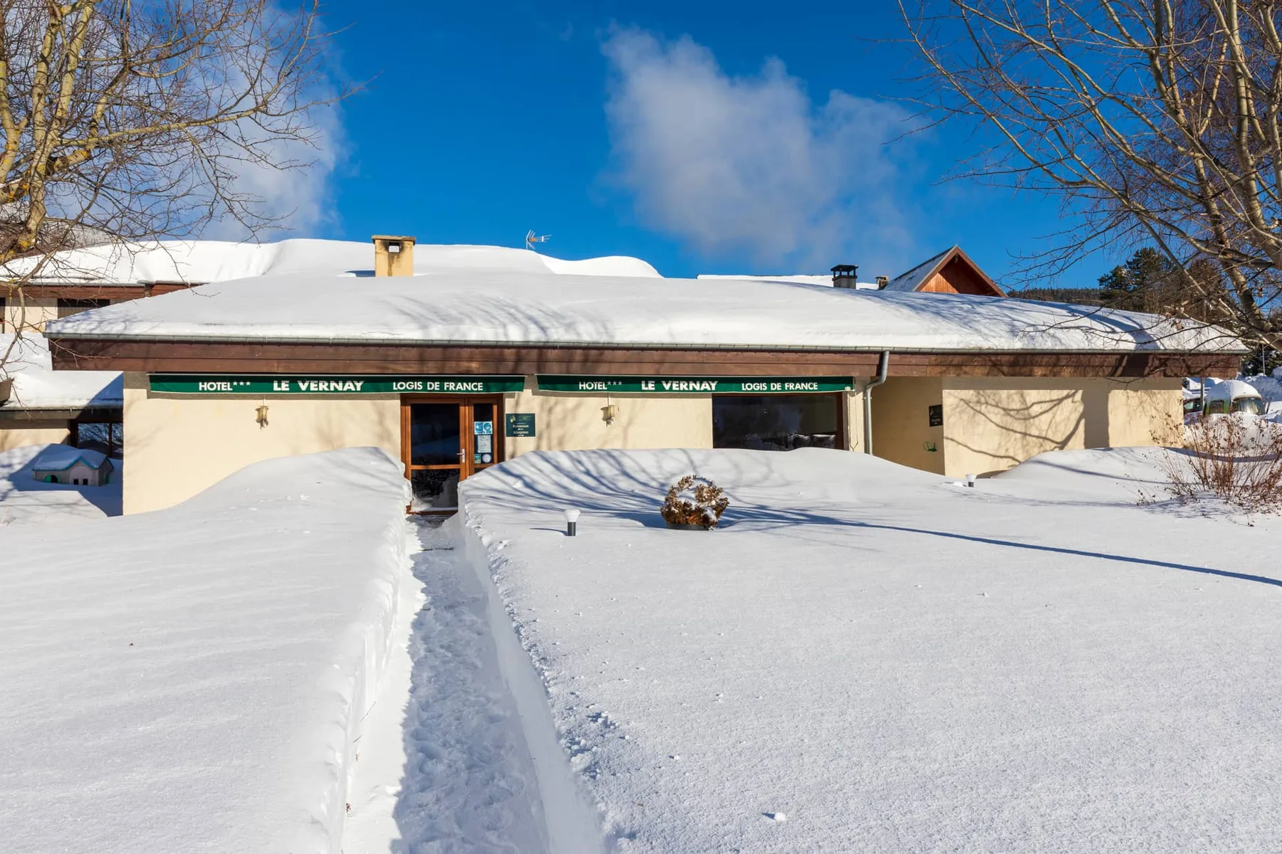 Le Vernay hotel-restaurant in winter