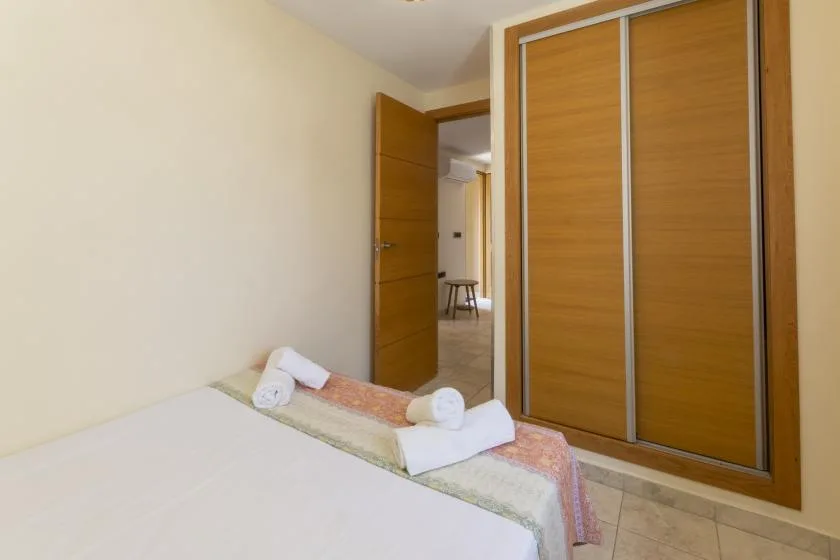 Un dormitorio con una cama y puertas corredizas de armario de madera.
