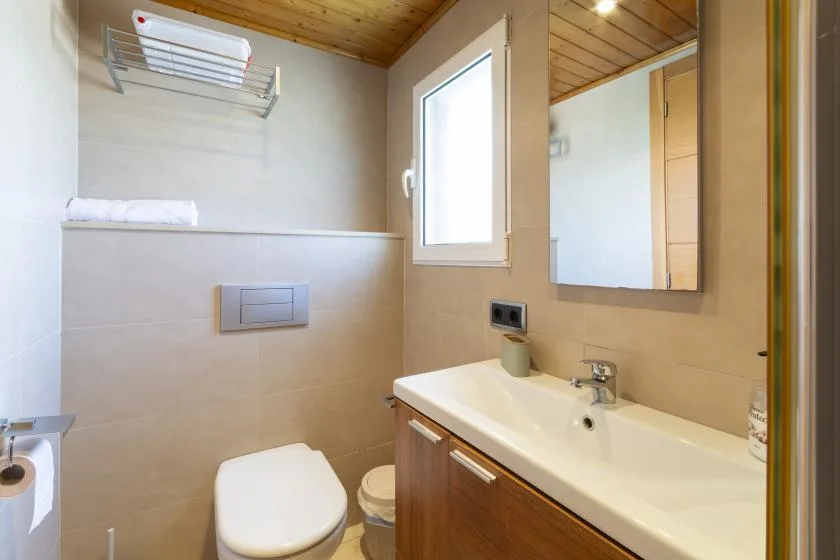 Un baño con bañera, lavabo y espejo.