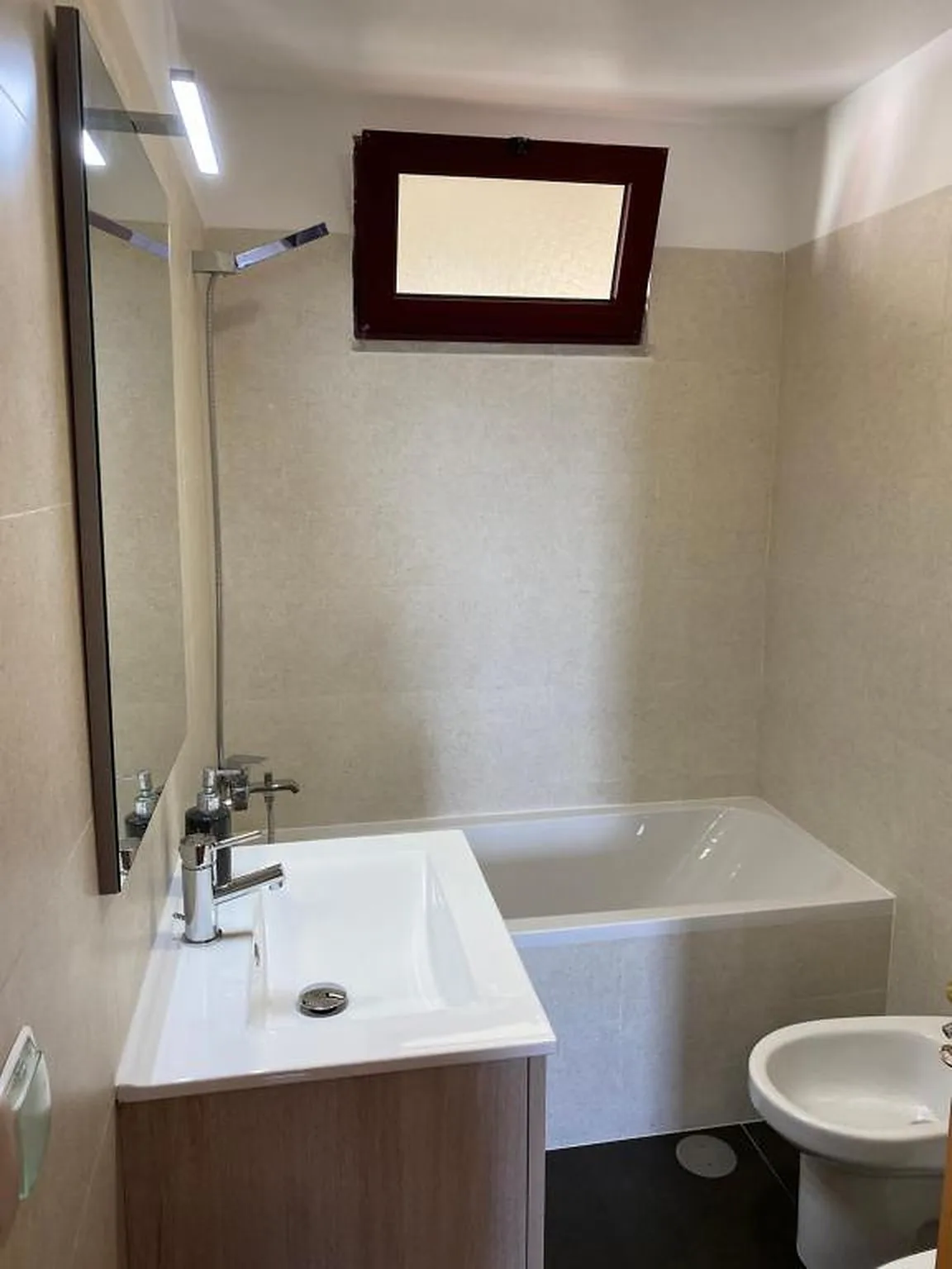 Un baño con lavabo, bañera e inodoro.
