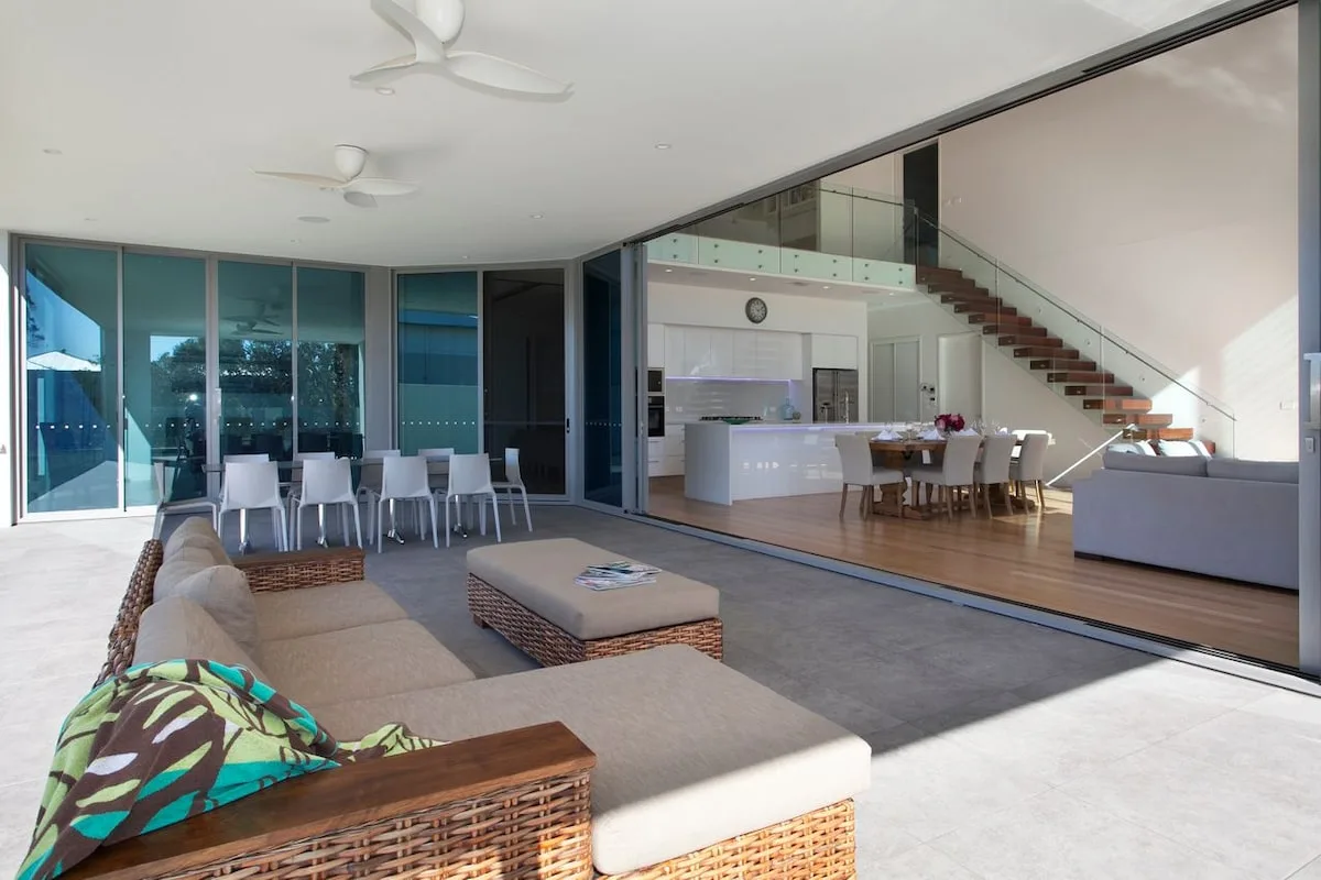 Sala y comedor de concepto abierto con cocina y escalera.