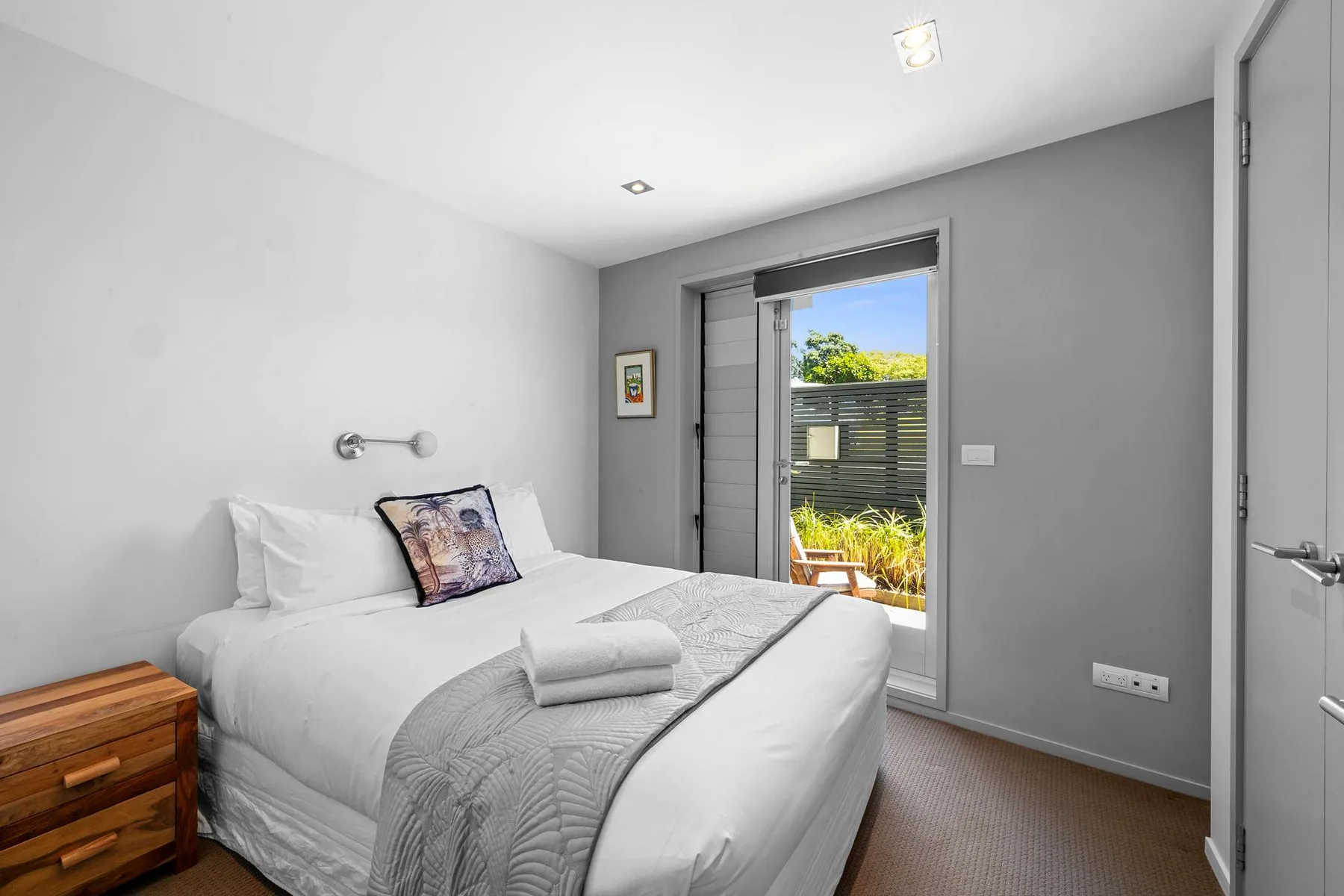 East End Escape – prime location just moments from the Scenic Coastal Walkway