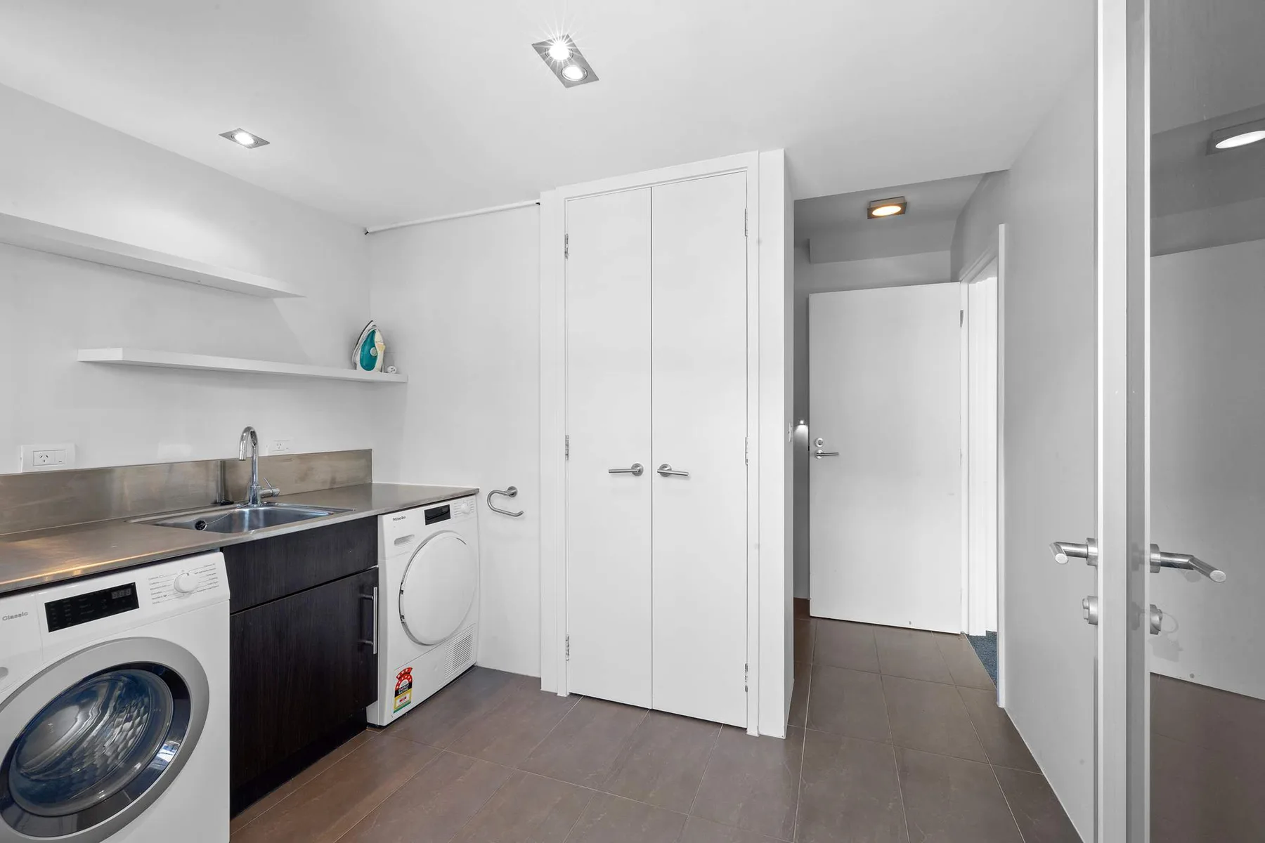 East End Escape – prime location just moments from the Scenic Coastal Walkway