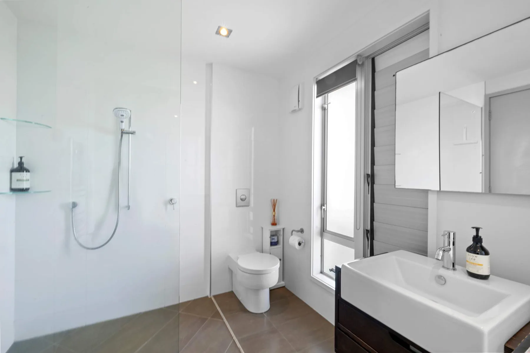 East End Escape – prime location just moments from the Scenic Coastal Walkway