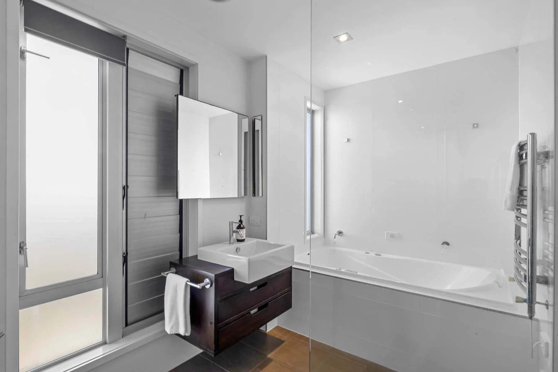 East End Escape – prime location just moments from the Scenic Coastal Walkway