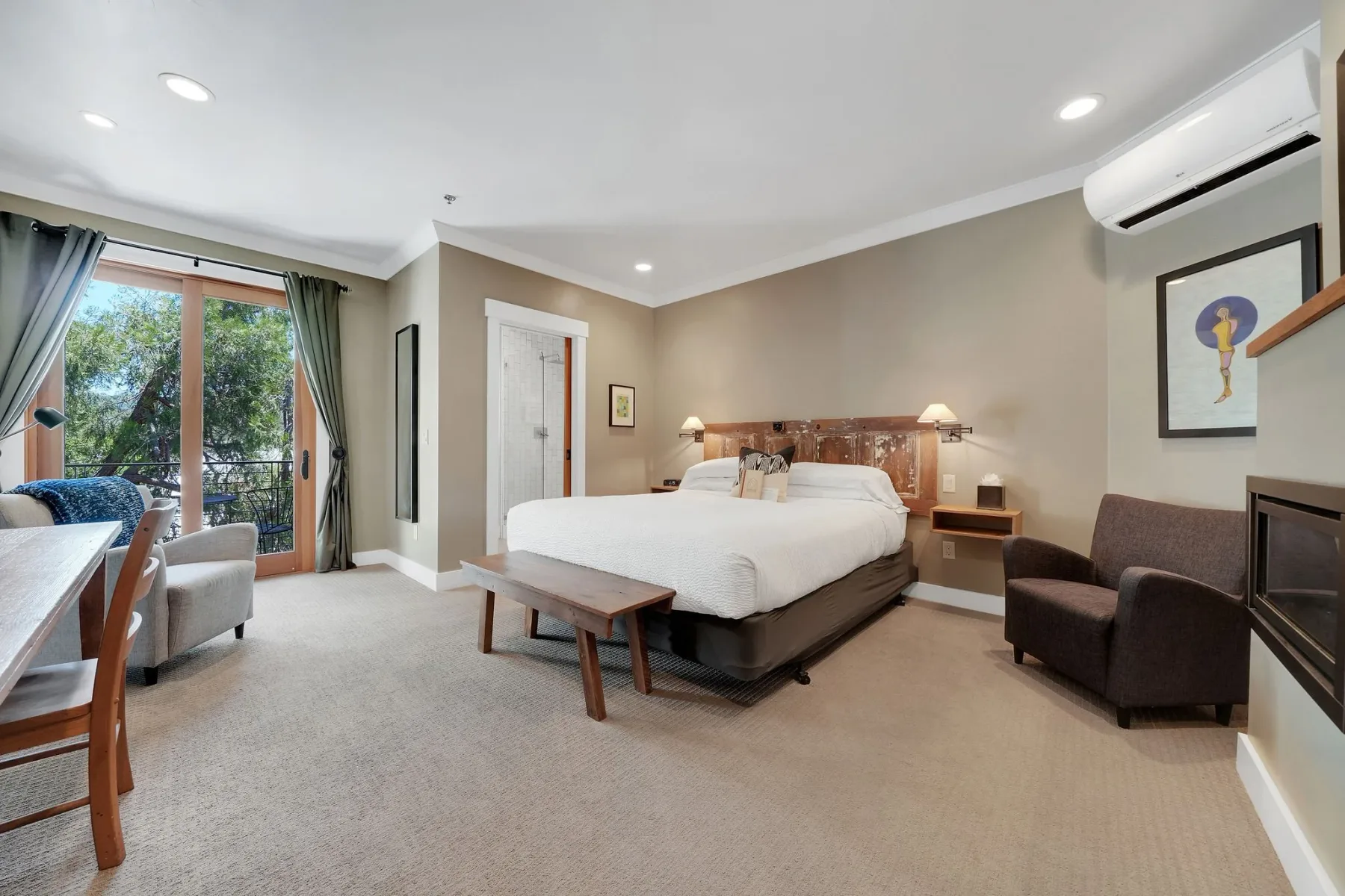 Habitación prémium con una cama king y aire acondicionado montado en la pared.