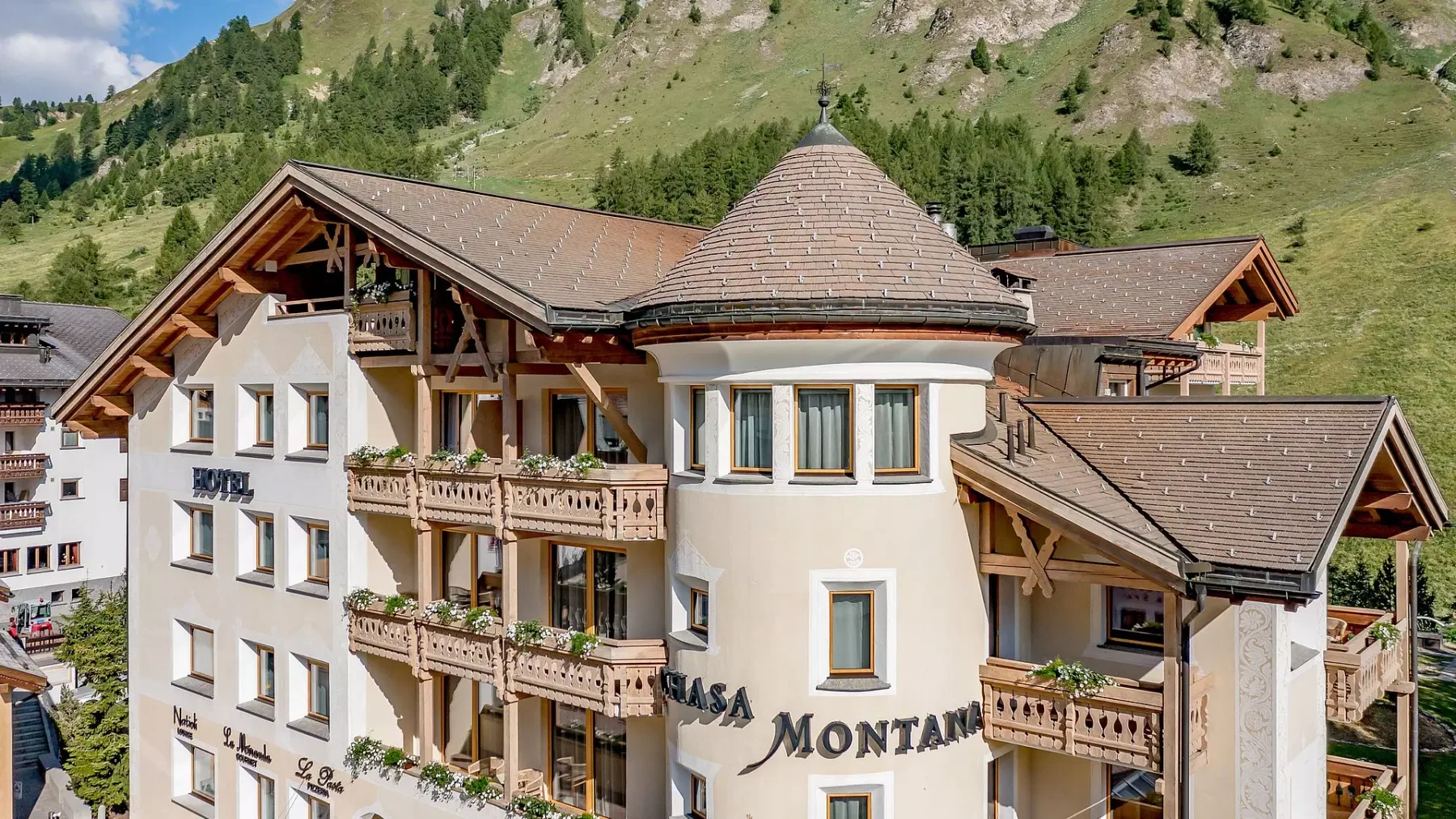 Exterior del Chasa Montana en verano