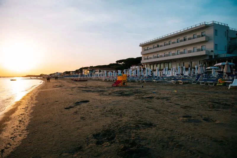 Puesta de sol sobre el mar en Follonica