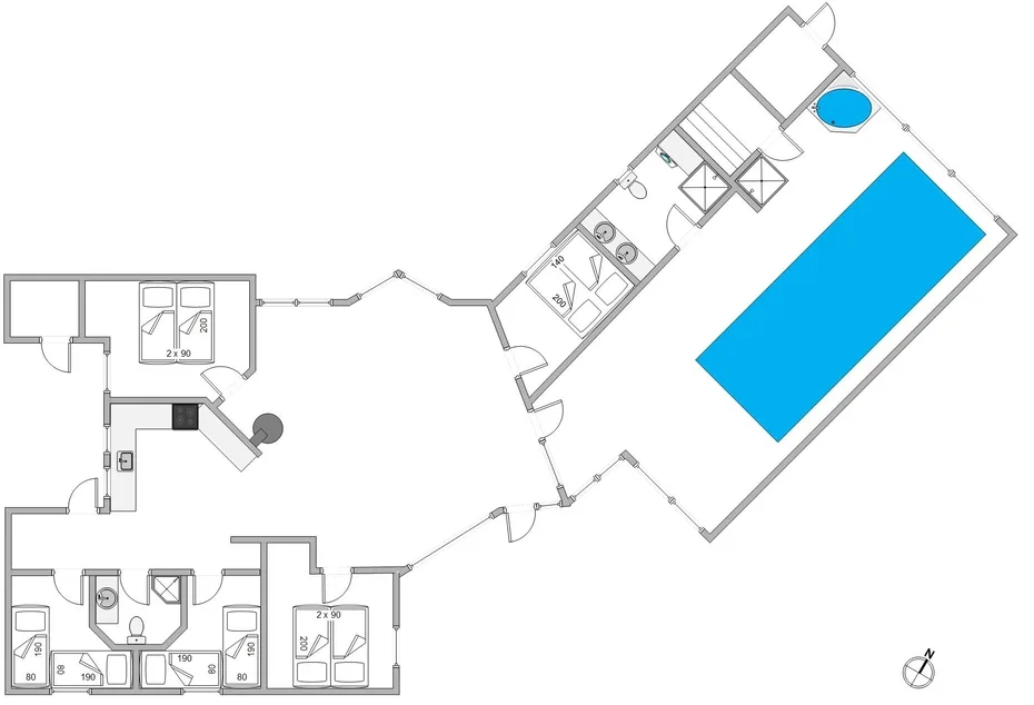 Un plano muestra varias habitaciones conectadas a una amplia zona de piscina.