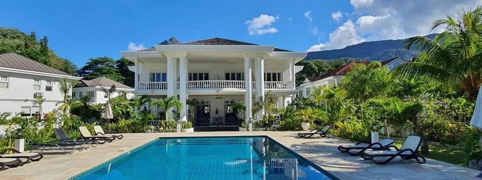 Casa principal y piscina de Chateau Elysium