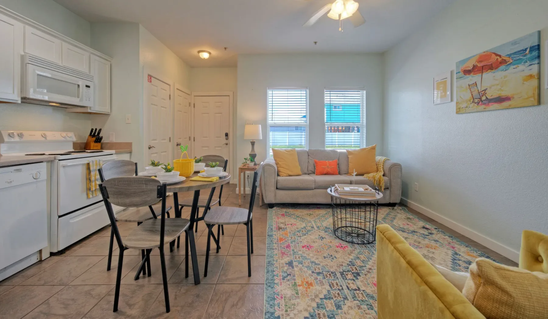 Una sala de estar de concepto abierto con mesa de comedor, cocina y asientos.