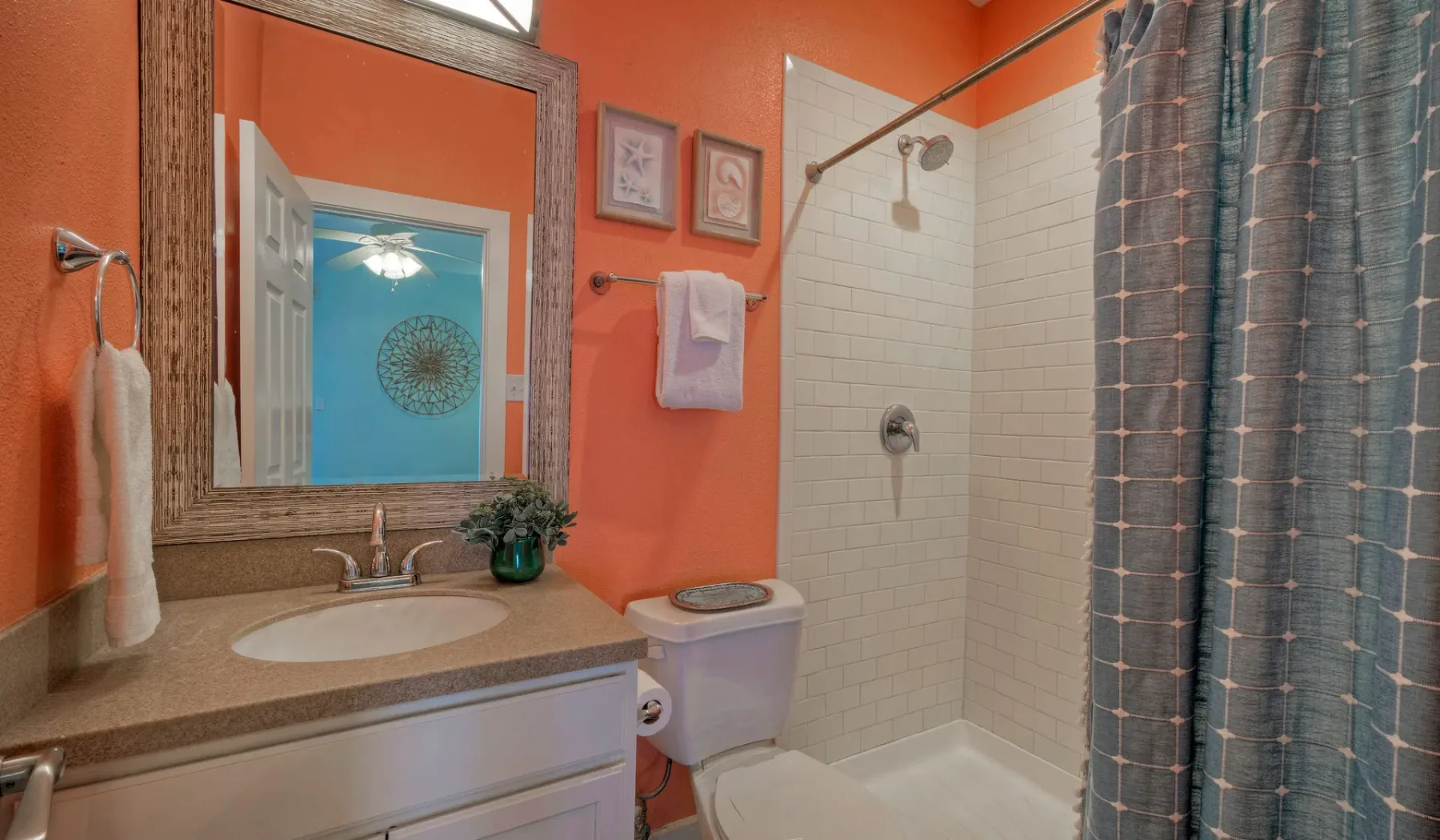 Un baño con un lavabo y una ducha con azulejos.