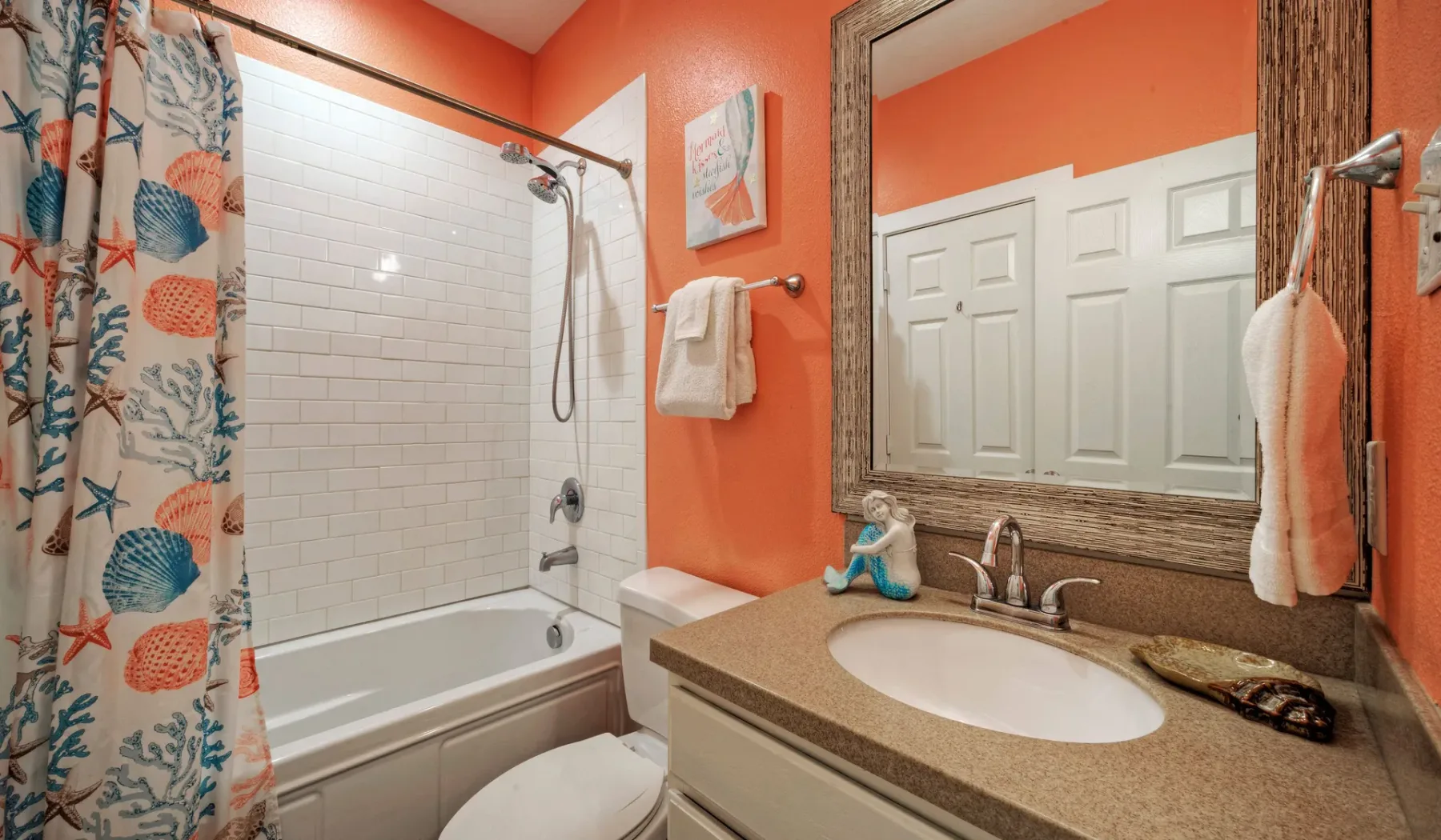 Un baño con bañera, ducha y lavabo.