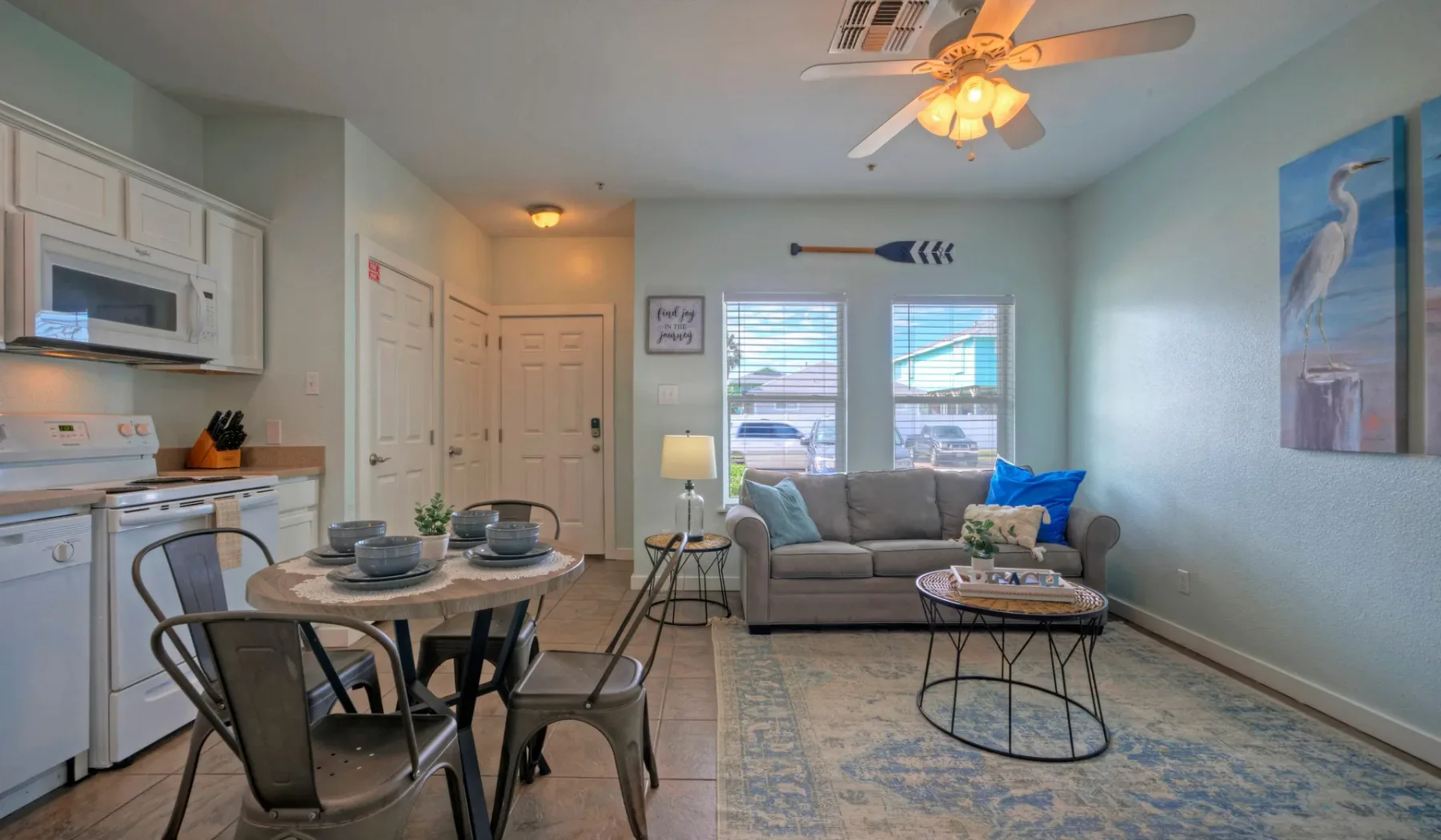 Una cocina y sala de estar integradas, con mesa de comedor y asientos.