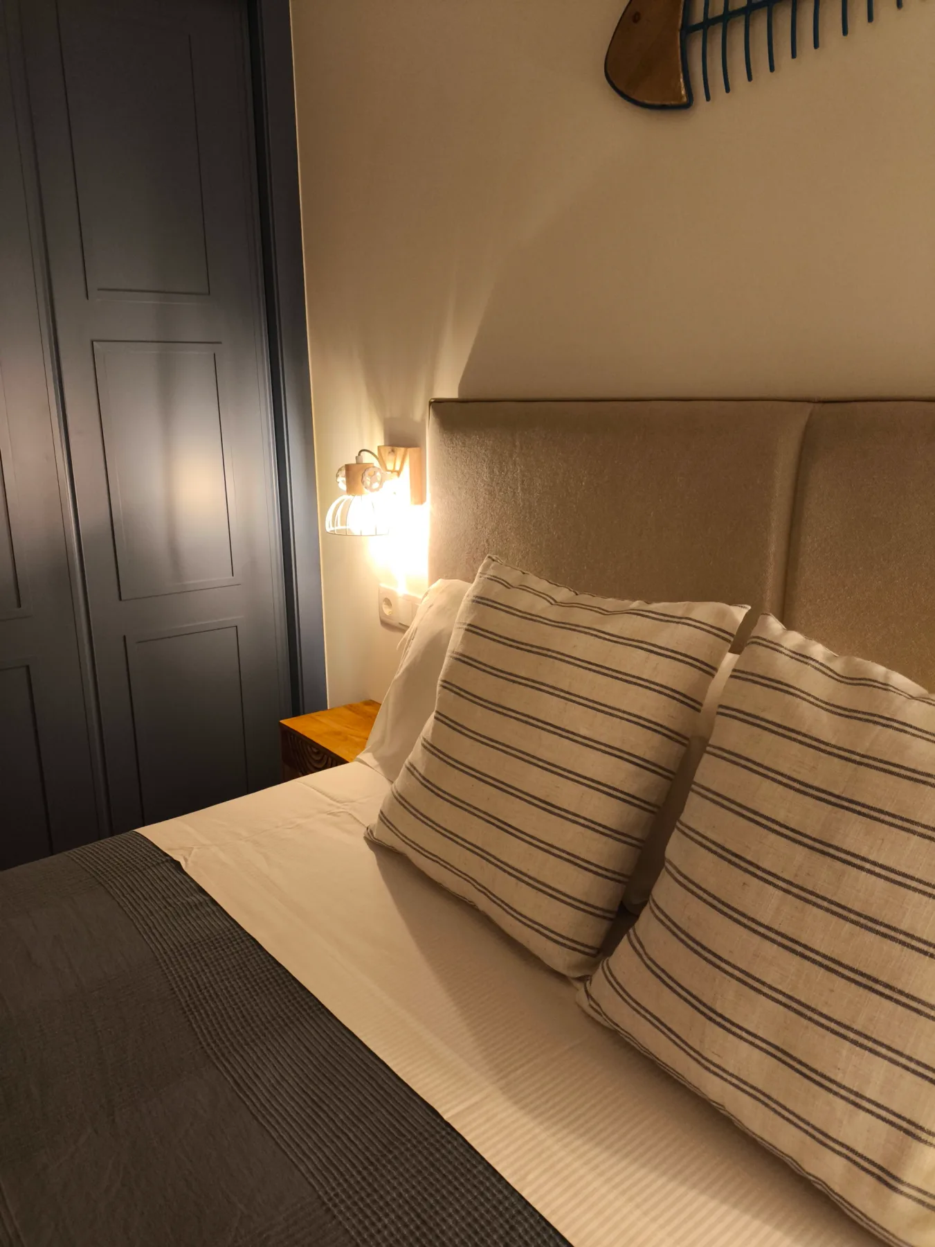 Cama y almohadas de una habitación del hotel