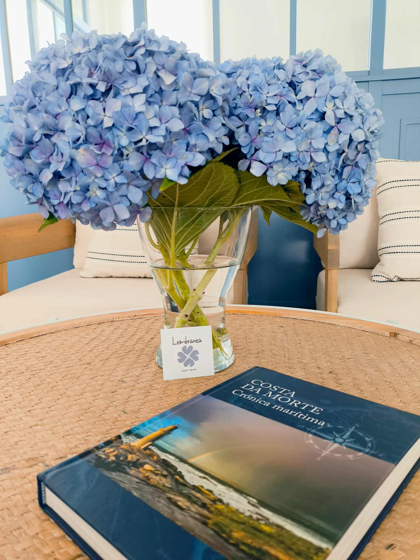 Detalle decorativo con un libro sobre la Costa da Morte