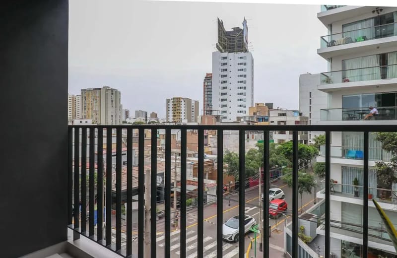 Engaging 2BR Retreat w/ Balcony in Miraflores