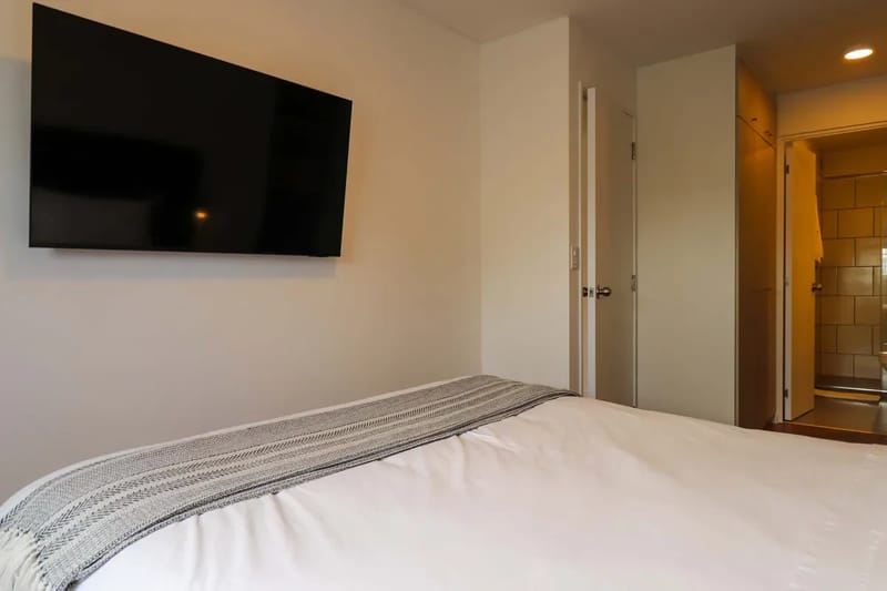 Stylish 2BR w/ Balcony & View in Miraflores