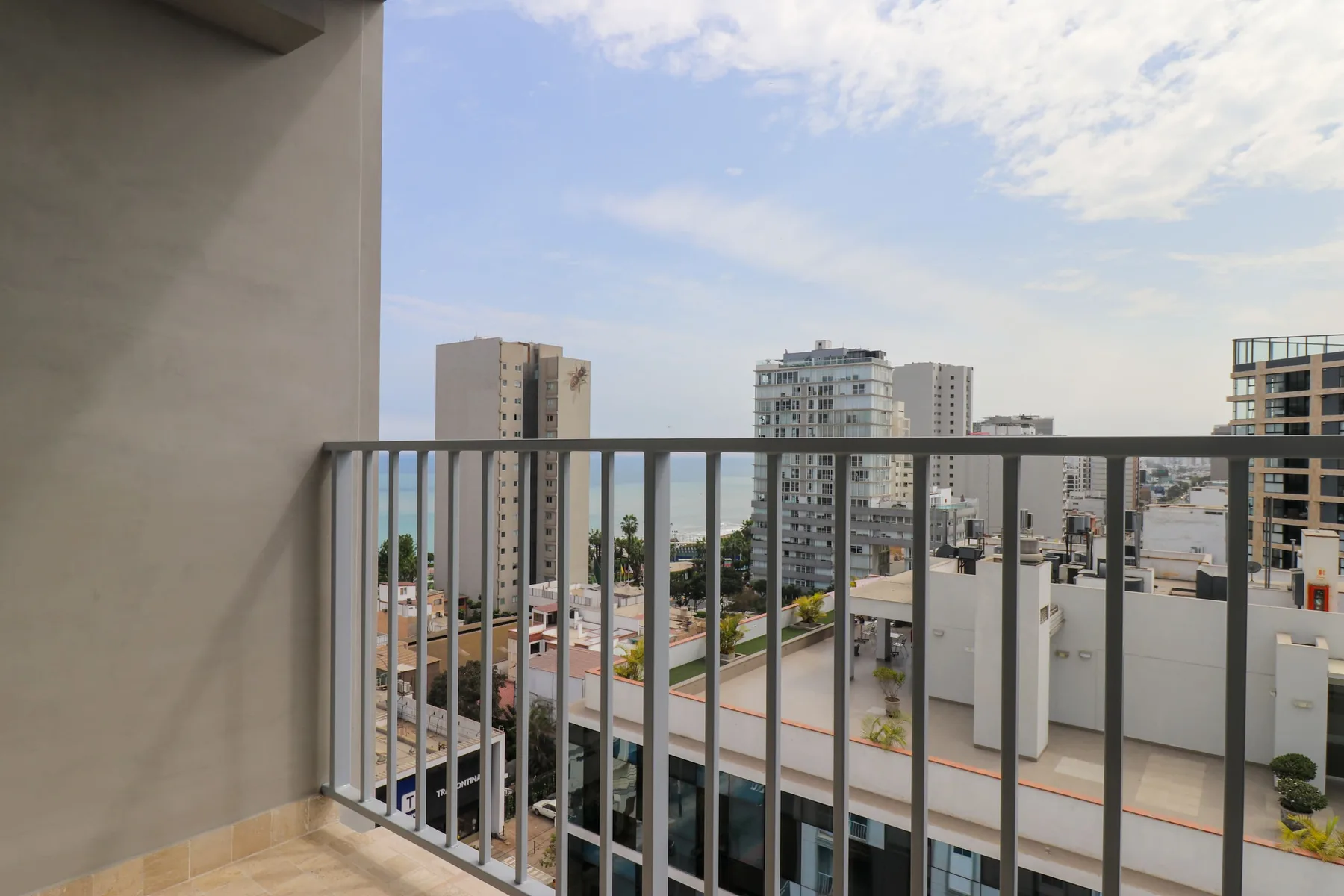 Stylish 2BR w/ Balcony & View in Miraflores