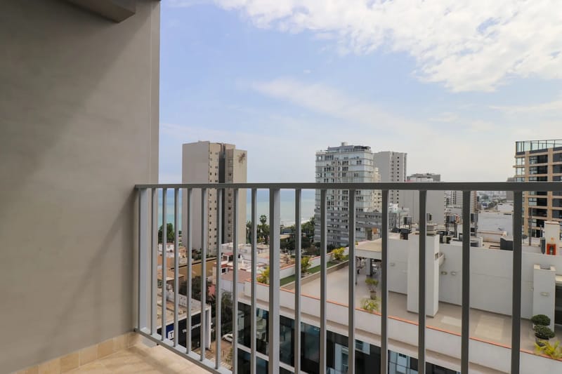 Stylish 2BR w/ Balcony & View in Miraflores