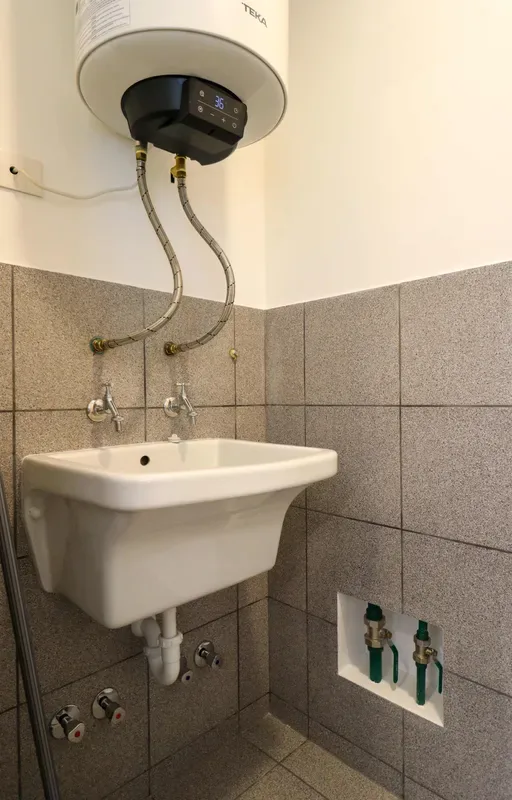 Stylish 2BR w/ Balcony & View in Miraflores